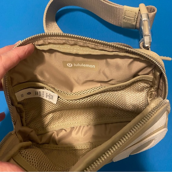 *LAST ONE*    LULULEMON  1 LITER TRENCH & WHITE LOGO BELT BAG W/ METAL BUCKLE - Picture 14 of 16